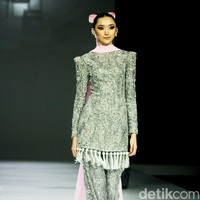 Fashion show koleksi Ivan Gunawan Prive 2024-2025 di The Langham Fashion Soiree, Jakrta, Selasa [1/10/2024]. Ivan menghadirkan gaun malam yang modest cocok untuk muslimah. Foto: Mohammad Abduh/detikcom.