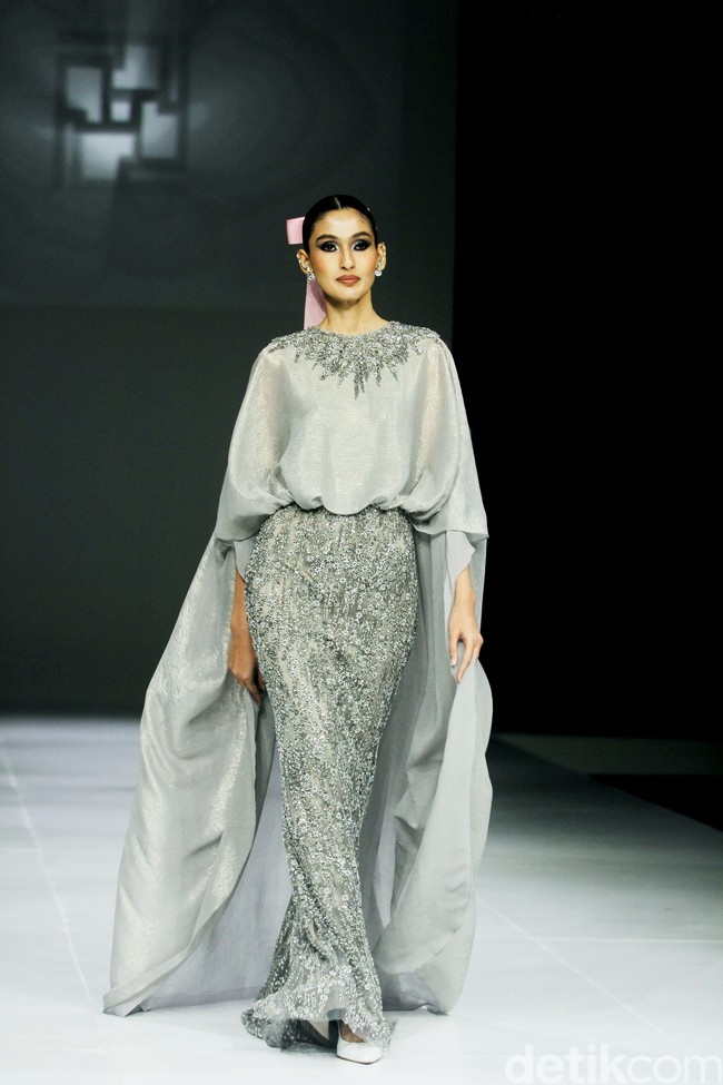 Fashion show koleksi Ivan Gunawan Prive 2024-2025 di The Langham Fashion Soiree, Jakrta, Selasa [1/10/2024]. Ivan menghadirkan gaun malam yang modest cocok untuk muslimah. Foto: Mohammad Abduh/detikcom.