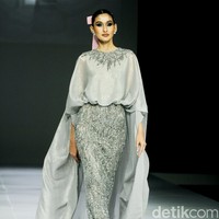 Fashion show koleksi Ivan Gunawan Prive 2024-2025 di The Langham Fashion Soiree, Jakrta, Selasa [1/10/2024]. Ivan menghadirkan gaun malam yang modest cocok untuk muslimah. Foto: Mohammad Abduh/detikcom.