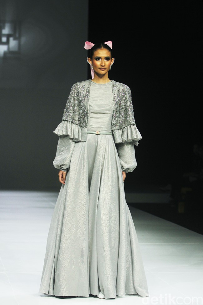 Fashion show koleksi Ivan Gunawan Prive 2024-2025 di The Langham Fashion Soiree, Jakrta, Selasa [1/10/2024]. Ivan menghadirkan gaun malam yang modest cocok untuk muslimah. Foto: Mohammad Abduh/detikcom.