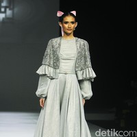 Fashion show koleksi Ivan Gunawan Prive 2024-2025 di The Langham Fashion Soiree, Jakrta, Selasa [1/10/2024]. Ivan menghadirkan gaun malam yang modest cocok untuk muslimah. Foto: Mohammad Abduh/detikcom.