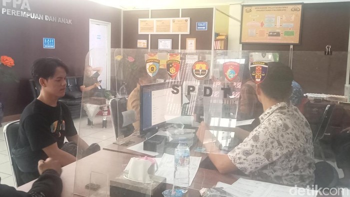 Korban ketika melapor ke SPKT Polrestabes Palembang