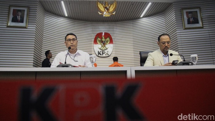Dua tersangka korupsi, Direktur Utama PT Permana Putra Mandiri Satrio Wibowo  dan mantan Kepala Pusat Krisis Kesehatan Kementerian Kesehatan (Kemenkes), Budi Sylvana (menggunakan masker) berjalan menuju ruang konferensi pers di Gedung Merah Putih Komisi Pemberantasan Korupsi (KPK), Rasuna Said, Jakarta, Kamis (3/10/2024).