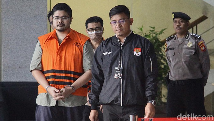 KPK Tahan Tersangka Baru Kasus Korupsi APD Kemenkes Dua tersangka korupsi, Direktur Utama PT Permana Putra Mandiri Satrio WibowoΒ dan mantan Kepala Pusat Krisis Kesehatan Kementerian Kesehatan (Kemenkes), Budi Sylvana (menggunakan masker) berjalan menuju ruang konferensi pers di Gedung Merah Putih Komisi Pemberantasan Korupsi (KPK), Rasuna Said, Jakarta, Kamis (3/10/2024).