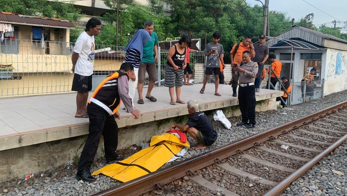 Lansia ditemukan tewas diduga tertabrak kereta di Surabaya