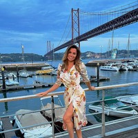 Dikatakan bahwa Louise memang tidak punya keluarga dan dibesarkan oleh beberapa keluarga asuh ketika kecil. Wanita itu jadi model di usia 20 tahun kemudian pergi ke Amerika di mana ia tinggal di mansion Hugh Hefner bersama model lainnya. Di sana, ia menemukan keluarga.Foto: Instagram Louise Glover