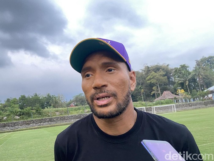 Manajer PSS Sleman, Leonard Tupamahu, di Lapangan Pakembinangun, Kabupaten Sleman, Kamis (3/10/2024).