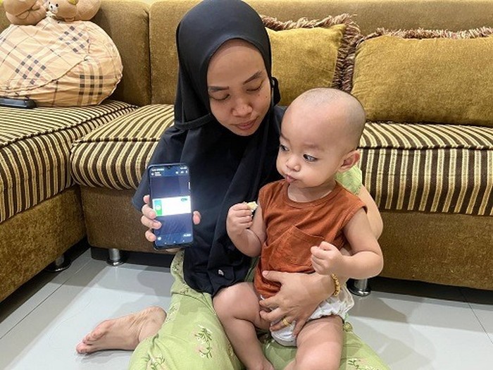 Manfaat Program Jaminan Kesehatan Nasional (JKN) dirasakan benar oleh keluarga Siti Norhadijah (31).