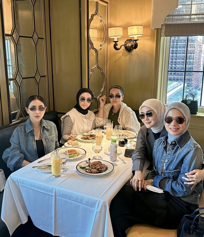 Rus porno er filmlar kamerada Tanadagi yalangoch ayollarning fotosuratlari