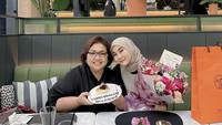 Marissya Icha tampaknya senang membagikan momen makan bersama orang-orang terdekat. Kali ini ia merayakan ulang tahun wanita yang ia sebut tante, dengan memberi cake manis dan bunga. Foto: Instagram @marissyaichareal