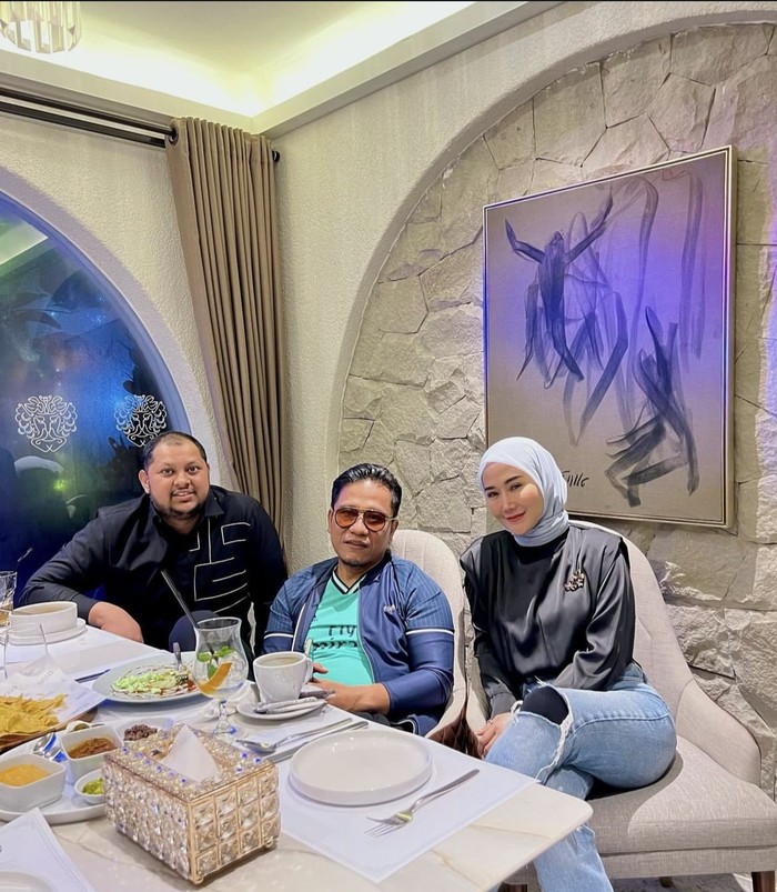 Soqollangan mushuk porno videolar Kseniya Sobchak va Timatining porno klipi