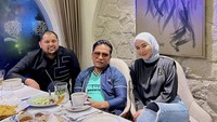 Selebgram sekaligus pengusaha itu juga pernah menunjukkan foto ketika ia makan bersama Gus Miftah di sebuah restoran. Ada dua sampai tiga makanan tersedia di meja mereka. Foto: Instagram @marissyaichareal