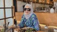 Marissya Icha juga suka membagikan potret saat makan di kafe atau restoran. Salah satunya menikmati steak salad hingga kopi di kafe Pison, Ubud, Bali. Foto: Instagram @marissyaichareal