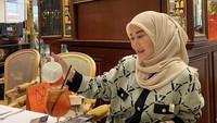 Wanita yang juga terjun ke dunia politik ini terlihat sedang bersantai di sebuah gerai teh mewah. Ia tampak memesan segelas es teh yang menyegarkan. Foto: Instagram @marissyaichareal