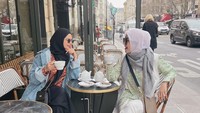 Tampaknya selebgram ini doyan teh. Sampai-sampai saat berada di Cafes Richard, Paris, ia menunjukkan momen saat ngeteh bersama temannya. Foto: Instagram @marissyaichareal