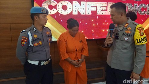 Mas Aliyah, tersangka kasus pencurian uang tunai dan perhiasan emas, dihadirkan dalam konferensi pers di Mapolres Jembrana, Kamis (3/10/2024). (Foto: I Putu Adi Budiastrawan/detikBali)