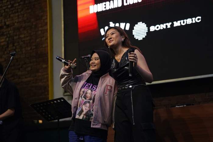 Meiska Adinda dan fans di atas panggung.