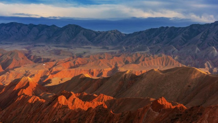 Melihat Keajaiban Alam Tianshan Grand Canyon di China CHANGJI, CHINA - OCTOBER 1, 2024 - The view of Nuerga Canyon in Changji city, Xinjiang province, China, Oct 1, 2024. (Photo by CFOTO/Sipa USA)No Use China.