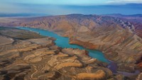 Terletak di kaki selatan Pegunungan Tianshan, Tianshan Grand Canyon adalah keajaiban alam yang terletak sekitar 70 kilometer dari Kabupaten Kuche.  