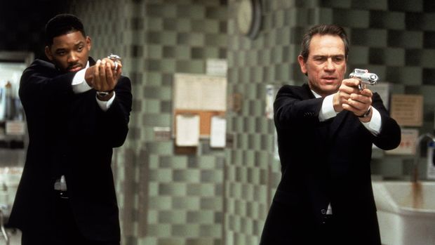 Cuplikan adegan Will Smith dan Tommy Lee Jones di Men in Black.