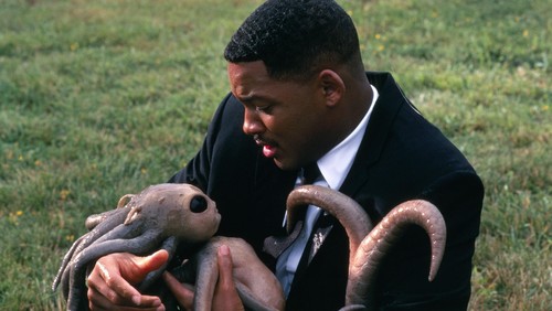 Cuplikan adegan Will Smith dan Tommy Lee Jones di Men in Black.