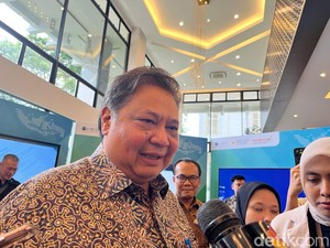 Airlangga Ungkap Menteri-menteri Beri Standing Ovation ke Jokowi di Istana