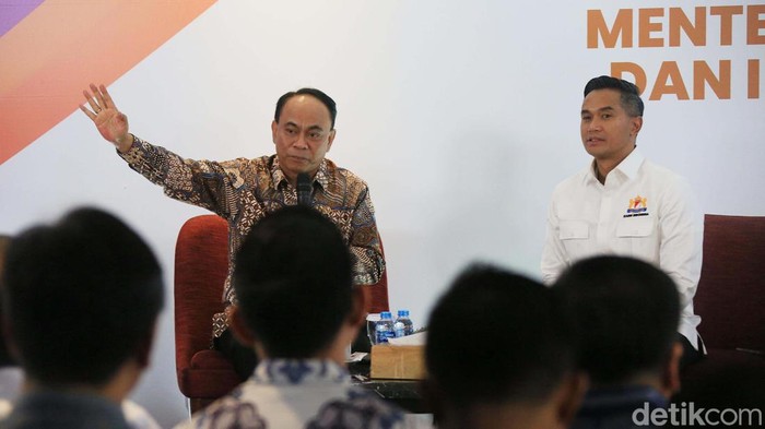 Menkominfo Bicara Judi Online Bisa Jegal Target Pertumbuhan Ekonomi RI Menkominfo Budi Arie Setiadi menghadiri sarasehan di Menara Kadin, Jakarta. Budi Arie bicara judi online yang jadi tantangan pertumbuhan ekonom Indonesia 8%.
