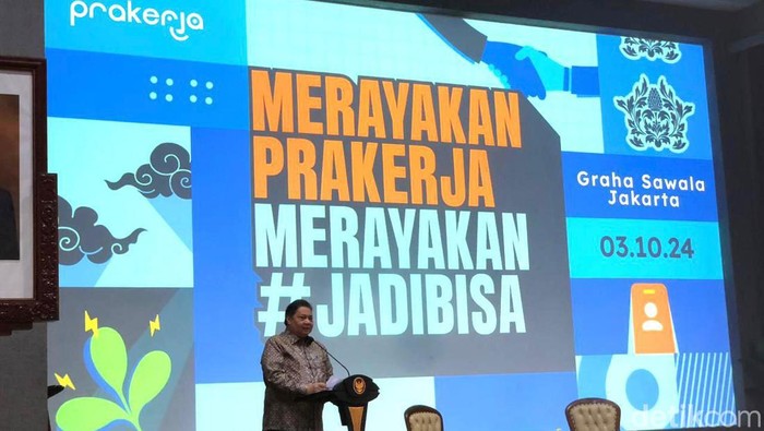 Menteri Koordinator Bidang Perekonomian Airlangga Hartarto alam acara Temu Alumni Prakerja di Kemenko Perekonomian, Jakarta Pusat, Kamis (3/10/2024).