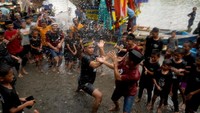 Kegiatan tersebut merupakan momen untuk bersyukur, berbagi rezeki, dan memperkuat rasa persaudaraan dalam semangat keagamaan, sekaligus menjadi daya tarik pariwisata daerah tersebut.