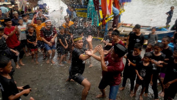 Meriahnya Perayaan Maudu lompoa di Sulsel, Tradisi Maulid Nabi Warga melintasi di Sungai Cikoang menggunakan perahu hias saat perayaan Maudu Lompoa atau Maulid Besar Nabi Muhammad SAW di Desa Cikoang, Kabupaten Takalar, Kamis (3/10/2024). Kegiatan tersebut merupakan momen untuk bersyukur, berbagi rezeki, dan memperkuat rasa persaudaraan dalam semangat keagamaan, sekaligus menjadi daya tarik pariwisata daerah tersebut. ANTARA FOTO/HasrulSaid/aww.