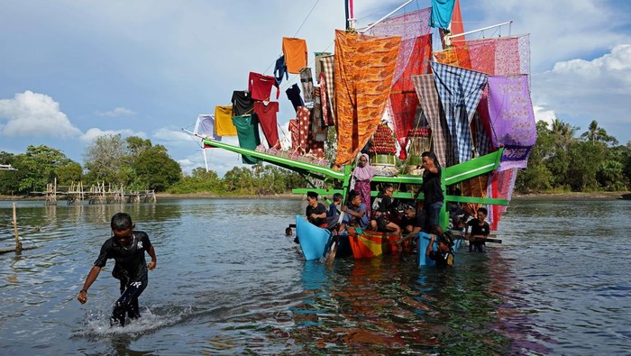 Warga melintasi di Sungai Cikoang menggunakan perahu hias saat perayaan Maudu Lompoa atau Maulid Besar Nabi Muhammad SAW di Desa Cikoang, Kabupaten Takalar, Kamis (3/10/2024). Kegiatan tersebut merupakan momen untuk bersyukur, berbagi rezeki, dan memperkuat rasa persaudaraan dalam semangat keagamaan, sekaligus menjadi daya tarik pariwisata daerah tersebut. ANTARA FOTO/HasrulSaid/aww.