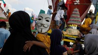 Tradisi Maudu Lompoa di Desa Cikoang menjadi salah satu daya tarik wisatawan untuk berkunjung karena keunikan dan kemeriahan penyelenggaraannya.  