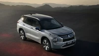 Tersedia beberapa mode berkendara yang berbeda di mobil ini, misalnya mode EV-only, mode serial hybrid di mana mesin menghasilkan listrik saat dibutuhkan, dan ada mode paralel hybrid di mana motor listrik dan mesin bekerja bersamaan. Outlander  PHEV 2025 tetap hadir sebagai standar dengan colokan Type 2 dan CHAdeMO. Foto: Dok. Mitsubishi