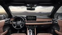 Geser ke bagian interior, ada peningkatan signifikan dengan tambahan layar infotainment 12,3 inci baru yang menggantikan layar 9,0 inci di versi lama. Ada juga sistem audio Yamaha dengan 12 speaker baru, serta fitur pengisi daya nirkabel. Foto: Dok. Mitsubishi