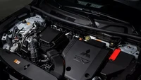 Ubahan lain yang ada pada Mitsubishi Outlander PHEV 2025 adalah kapasitas baterai lithium-ion 22,7 kWh yang sedikit lebih besar dibanding model lawas yang punya  baterai 20 kWh. Mitsubishi mengatakan Outlander PHEV baru dapat menempuh jarak hingga 53 mil (86 km) hanya dengan tenaga listrik. Foto: Dok. Mitsubishi