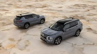Seperti dikutip dari laman Carscoops, desain generasi terbaru Outlander PHEV masih identik dengan desain generasi Outlander PHEV sebelumnya. Hanya ada perubahan tipis-tipis pada model barunya, seperti bagian wajah yang makin segar dengan garis list chrome horisontal di bagian tengah. Foto: Dok. Mitsubishi