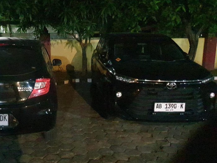Mobil hasil curian (kanan) tiga pelaku di Madugondo, Sitimulyo, Kapanewon Piyungan, Bantul, diamankan kepolisian. Foto diunggah Kamis (3/10/2024).