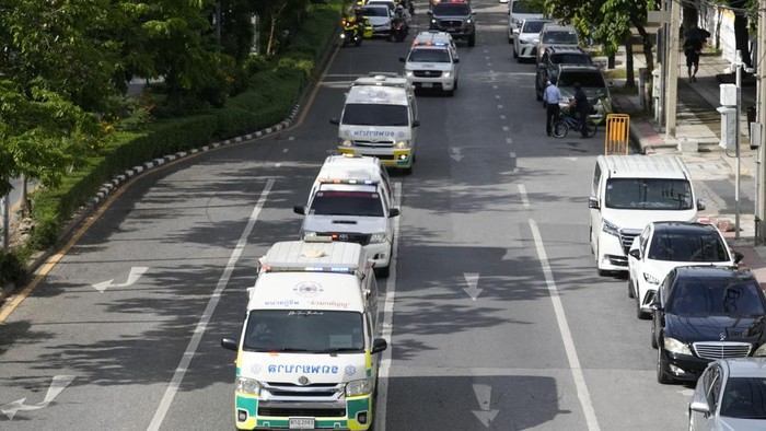 Relatives of victims in a bus fire carry portraits of the deceased in a procession at Wat Khao Phraya Sangkharam School Lan Sak , Uthai Thani province, Thailand, Thursday, Oct. 3, 2024. (AP Photo/Sakchai Lalit)