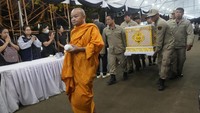 Jenazah 23 siswa dan guru muda yang meninggal dalam kebakaran bus di pinggiran kota Bangkok dipulangkan Rabu (2/10) malam ke Thailand bagian tengah, tempat mereka memulai perjalanan sekolah yang bernasib buruk.
