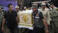Kebakaran pada bus yang membawa enam guru dan 39 siswa sekolah dasar dan menengah pertama pada hari Selasa menyebar begitu cepat sehingga 23 orang tewas sementara hanya 22 orang yang berhasil melarikan diri.