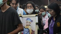 Jenazah diterima di Wat Khao Phraya Sangkharam, kuil di kota ini di provinsi Uthai Thani yang menaungi sekolah yang pernah didatangi para korban.