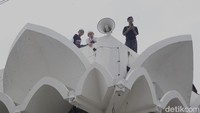 Anak-anak melihat Ridwan Kamil dari atas masjid.  