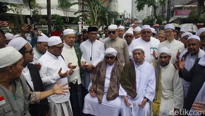 Momen Ridwan Kamil Digandeng Habib Ali Kwitang Ridwan Kamil bertemu ulama dan tokoh agama di kawasan Kwitang, Senen, Jakarta Pusat. Ia menghadiri acara Maulid Akhir Kamis ke-104, di Jl Kramat II, Jakarta Pusat.