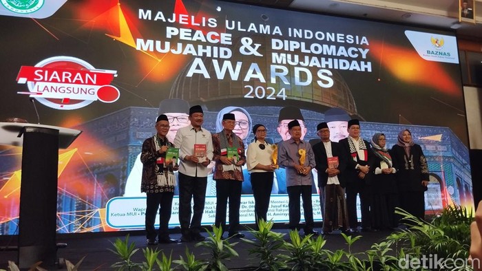 MUI beri anugerah pejuang perdamaian dan diplomasi ke JK dan Menlu Retno