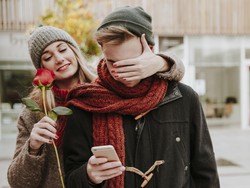 Menurut Riset, Trik 4 Menit Ini Bisa Bikin Gebetan Jatuh Cinta Padamu