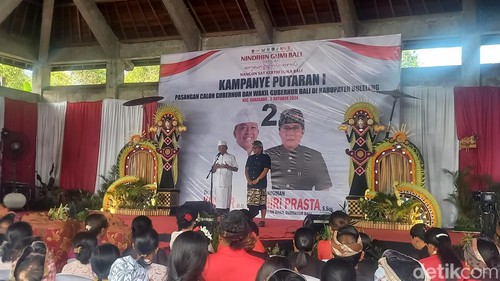 Pasangan calon (paslon) gubernur dan wakil gubernur Bali nomor urut 2 Wayan Koster-I Nyoman Giri Prasta, berkampanye di Buleleng, Kamis (3/10/2024).