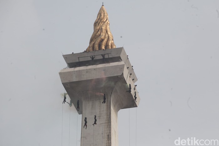 Pasukan Kopassus latihan rappellingan di Monas, 3 Oktober 2024. (Taufiq Kurniawan/detikcom)