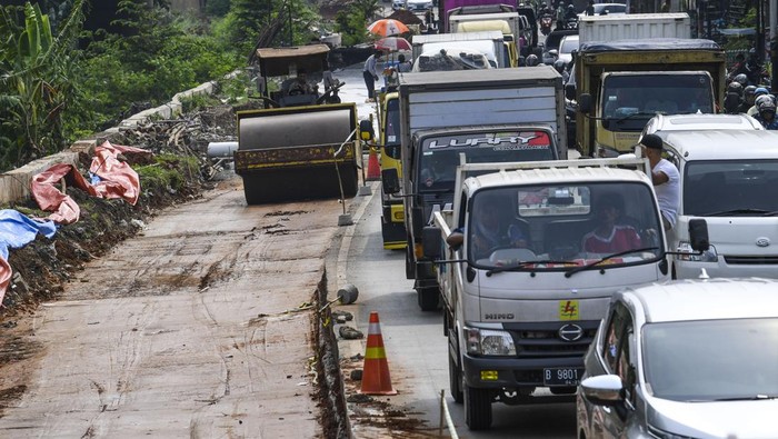 Pekerja mengoperasikan alat berat pada proyek pelebaran jalan Tangerang-Jakarta di Jalan Daan Mogot, Kota Tangerang, Banten, Kamis (3/10/2024). Pelebaran jalan lintas Tangerang - Jakarta tersebut untuk mempelancar arus kendaraan. ANTARA FOTO/Galih Pradipta/nz