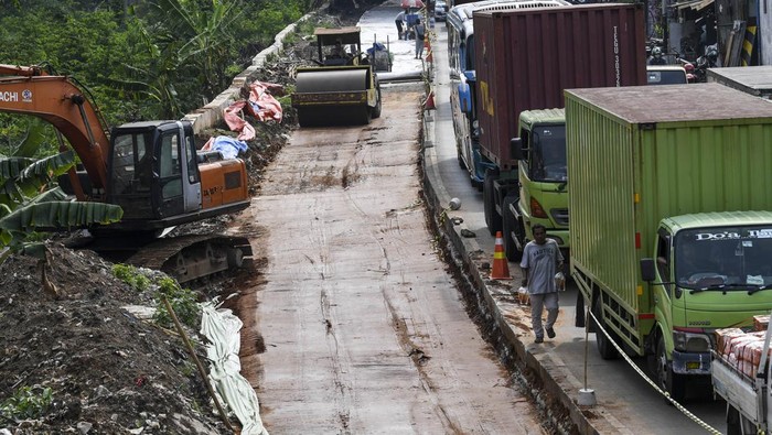 Pelebaran jalan Tangerang-Jakarta Pekerja mengoperasikan alat berat pada proyek pelebaran jalan Tangerang-Jakarta di Jalan Daan Mogot, Kota Tangerang, Banten, Kamis (3/10/2024). Pelebaran jalan lintas Tangerang - Jakarta tersebut untuk mempelancar arus kendaraan. ANTARA FOTO/Galih Pradipta/nz