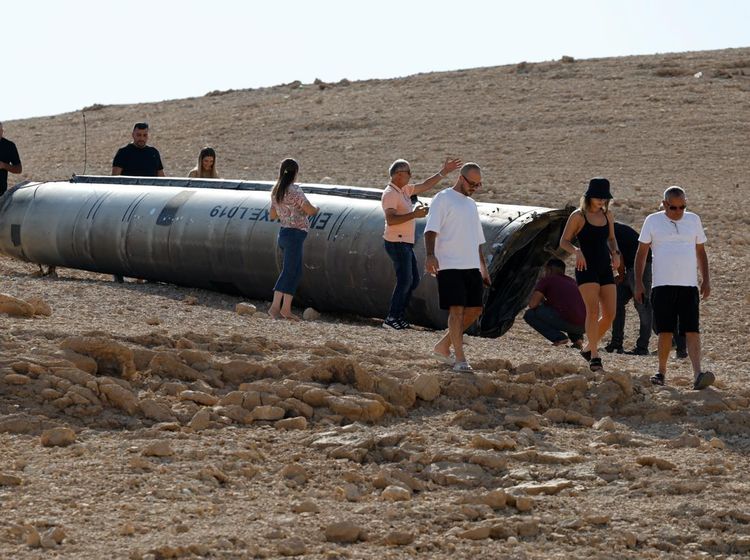 Penampakan Puing Rudal Balistik Iran Jadi Tontonan Warga Israel